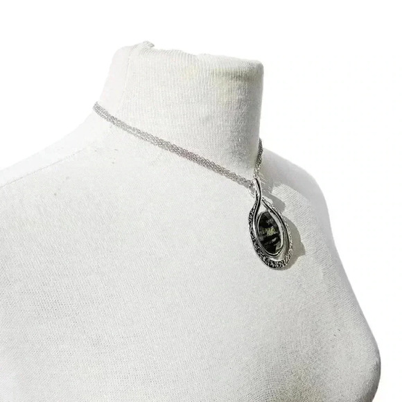 NEW Jaclyn Smith Hammered Silver Tiger Print Crystal Pendant Statement Necklace - Picture 3 of 4